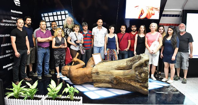 Saldırıya uğrayan heykel eski yerine döndü