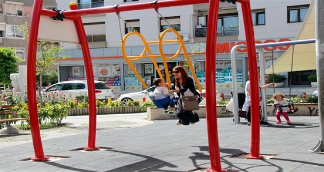 Salıncak keyfini birlikte yaşıyorlar