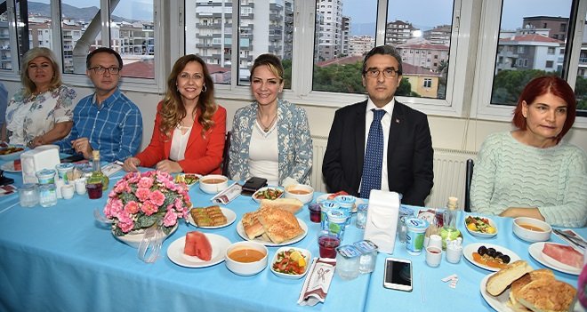 Salnur, ADSM çalışanlarını iftarda yalnız bırakmadı