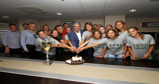 Şampiyon kızlar kupayı başkana getirdiler...