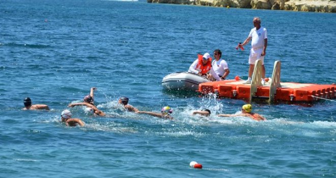 Şampiyon yüzücüler Foça'da madalyalarını aldı