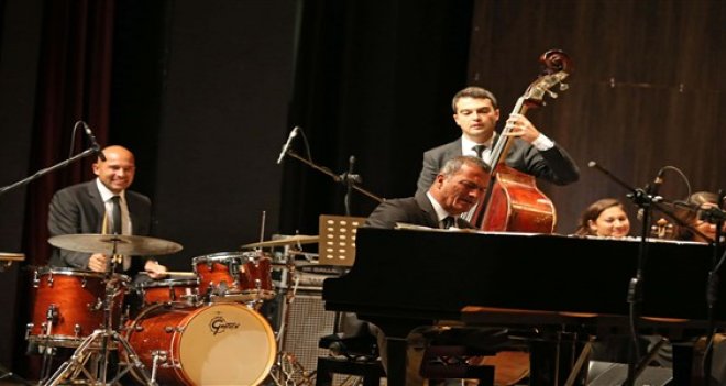 Sanat sezonu Kerem Görsev ile başladı