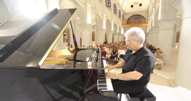 Şarkılar ve sözcükler Çeşme'de dans edecek