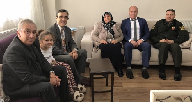 Şehit ailelerini yalnız bırakmıyorlar...