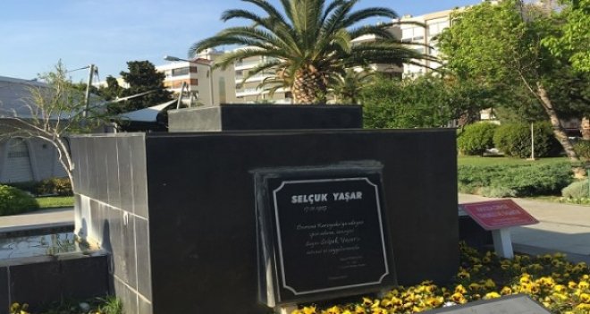 Selçuk Yaşar'ın heykelini rüzgar devirmiş!...