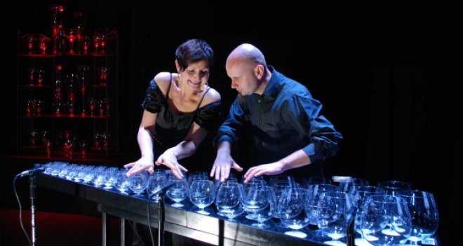 Senfoni’de, cam bardaklarla müzik gecesi