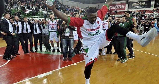 Sevincini saha ortasında oynayarak yaşadı...