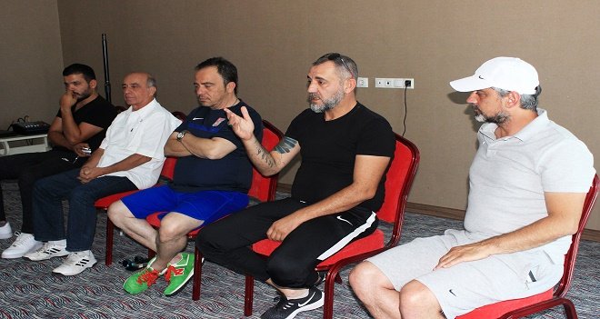 Şevket Pehlivan futbolcularla tanıştı...