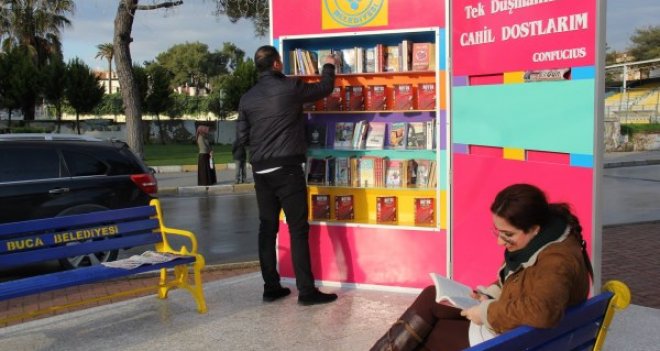 Sokak kütüphaneleri okurlarını bekliyor