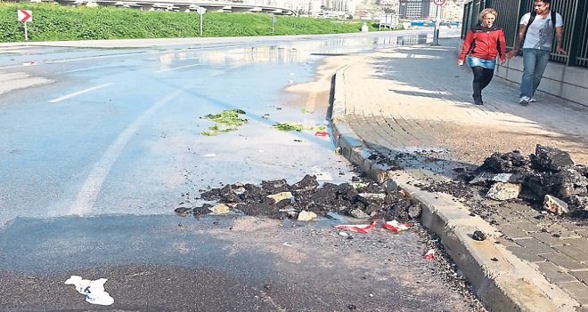 Su borusu patladı, ekip bekleniyor...