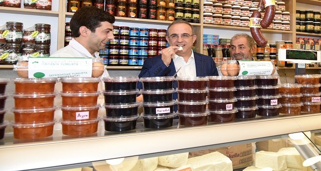 Sürekli, Peynirci Salih’in açılışında önce tattı sonra satın aldı