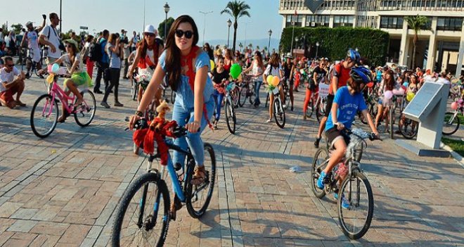 “Süslü Kadınlar” İzmir’i salladı