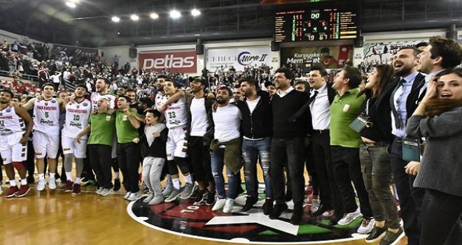 Taraftar isteyince, basketbolcularla futbolcular omuz omuza...