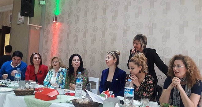 Tayin olan arkadaşlarını şarkılarla uğurladılar...