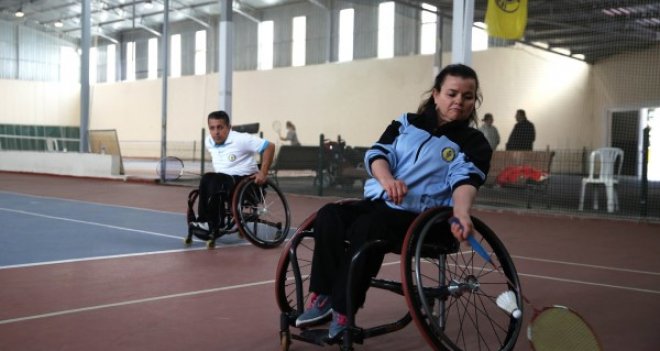 Tekerlekli sandalyeden şampiyonluk kürsüsüne