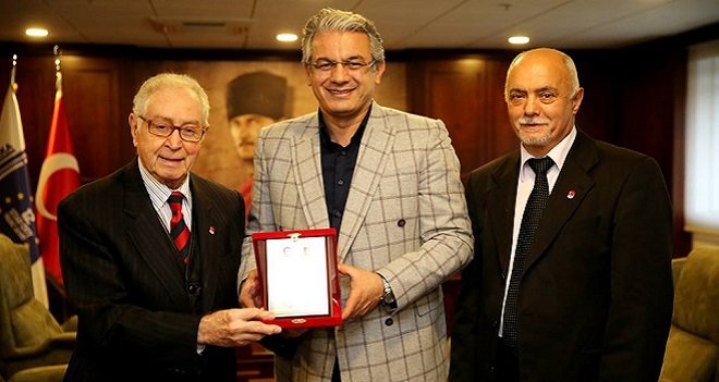 TMOK'den Akpınar'a teşekkür plaketi