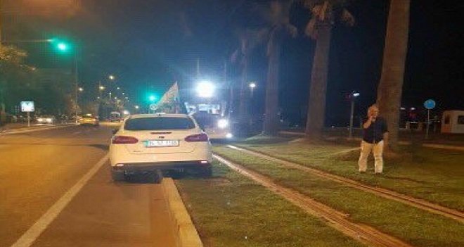 Tramvay hattına park etti, seferler aksadı...