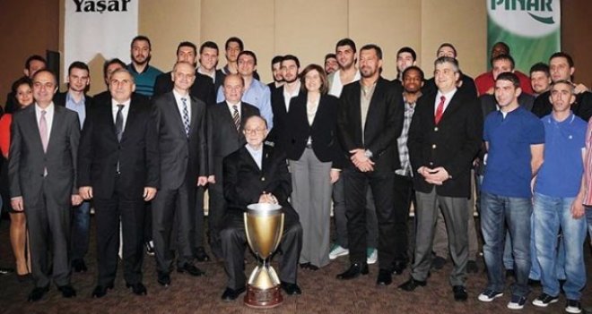 TSYD İzmir'den Pınar Karşıyaka ve Selçuk Yaşar'a ödül