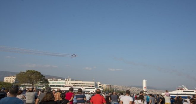 Türk Yıldızlar ve Solo Türk gösterisi Karşıyakalıları büyüledi