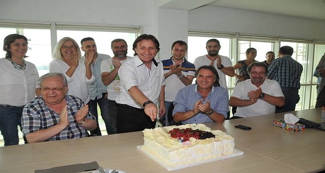 TÜRKİYE ŞAMPİYONU ARKADAŞLARI İÇİN PASTA KESTİLER...