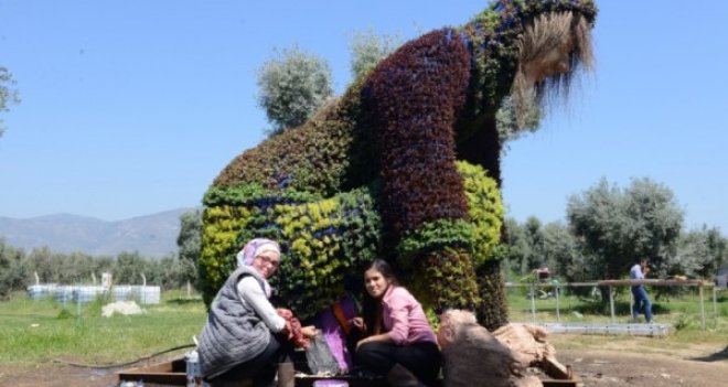 Türkiye’nin ilk yaşayan heykeli Bayındır’da sergilenecek