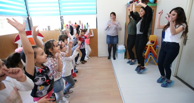 Üniversiteli gençler, anaokullu filizlerle buluştu