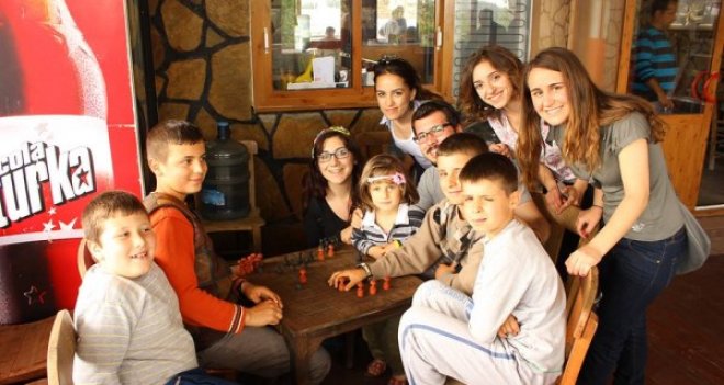 ÜNİVERSİTELİ GENÇLER KÖYLÜ ÇOCUKLARLA BULUŞUYOR