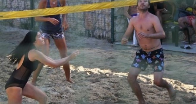 ÜNLÜ ÇİFTİN PLAJ VOLEYBOLU KEYFİ