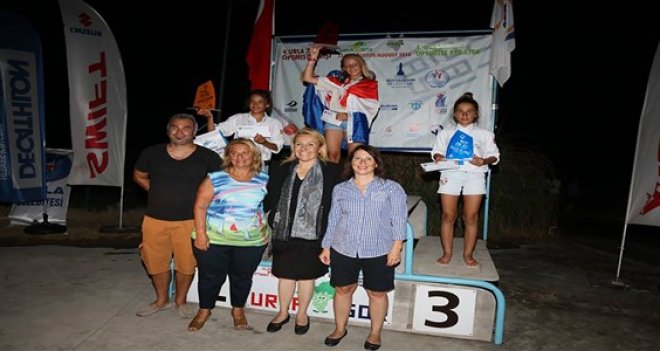 Urla denizine yelken açan sporcular ödüllerini aldı