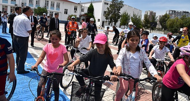 Vali ve İl Emniyet Müdürü miniklerle pedal çevirdi...