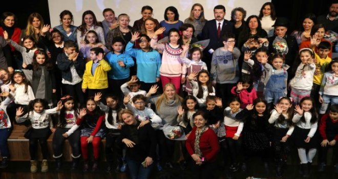 Vecdi Altay Çocuk Kulübü’nde sertifika heyecanı