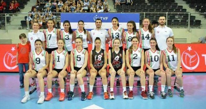 Voleybolda Karşıyakalı gençler finallere galibiyetle başladı