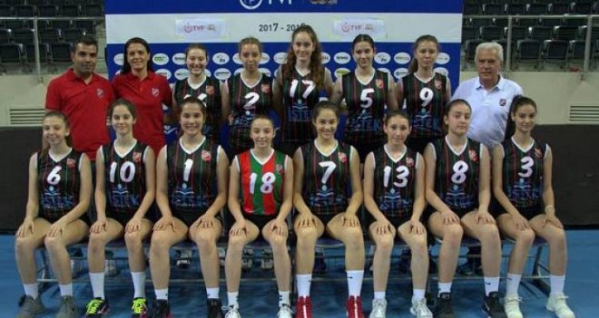 Voleybolda Tarsus'u yenen küçük kızlar 2. turu garantiledi