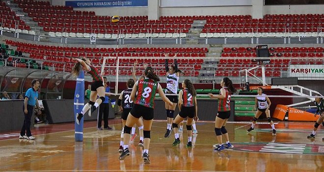Voleybolda yıldız kızlar play off'a iyi başladı...