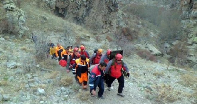 Yaralı dağcıyı jandarma kurtardı