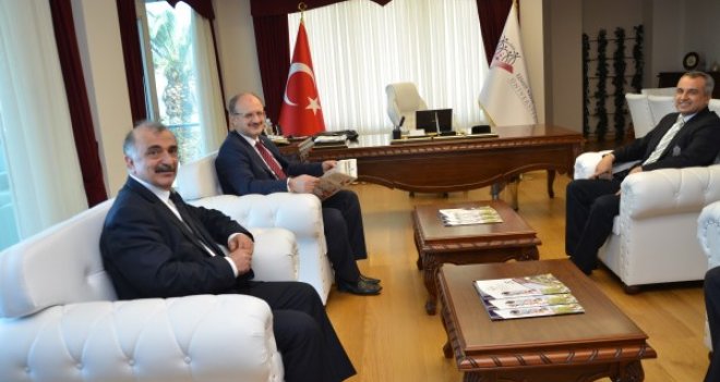 Yazarımız Yılmaz Durmaz rektör Galip Akhan'ı ziyaret etti