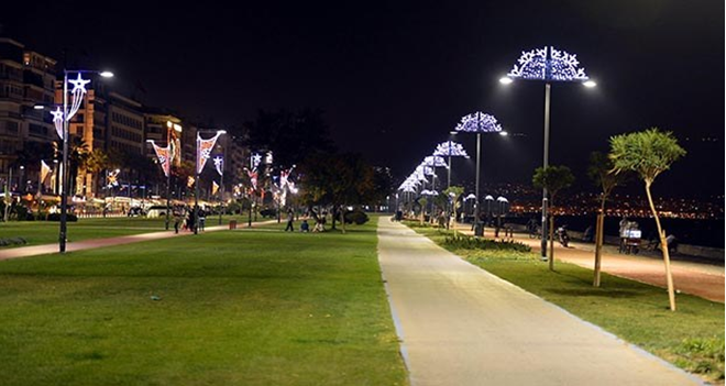 Yılbaşı öncesi İzmir ışıl ışıl...
