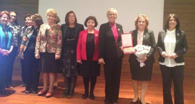 "Yılın Cumhuriyet Kadını" ödülü İzmir'e, CHP'li Güler'e