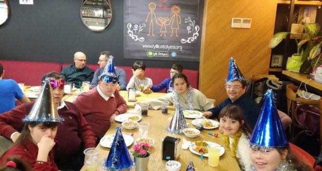 Yılın yorgunluğunu yılbaşı partisi ile attılar