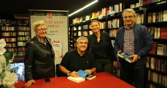 Yılmaz Özdil Karşıyaka'da 8 saat imza dağıttı