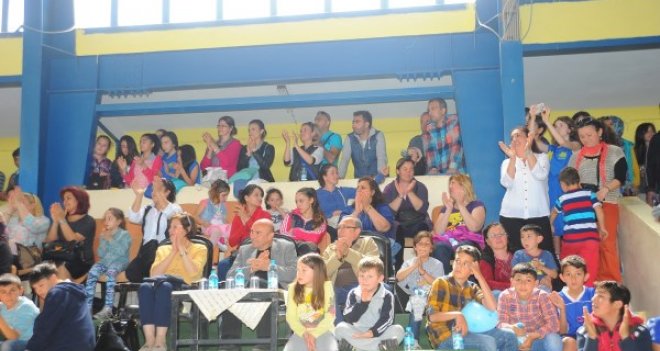 Yüzlerce çocuk sahnede...