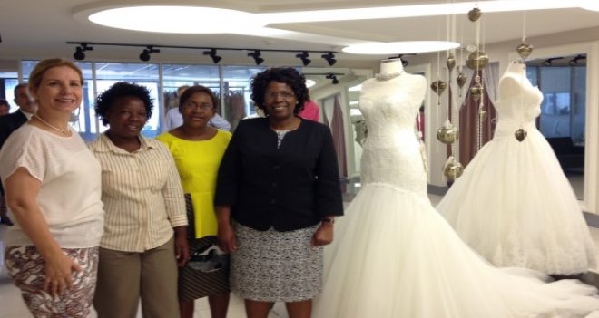 Zimbabwe’li genç kızlara İzmir gelinliği