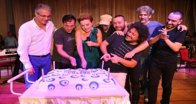 Zuhal Olcay yeni yaşını Karşıyaka'da sahnede kutladı...